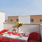 2 Bedroom Stunning In 아파트 닌