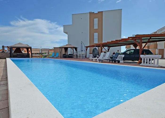 2 Bedroom Stunning In * Nin