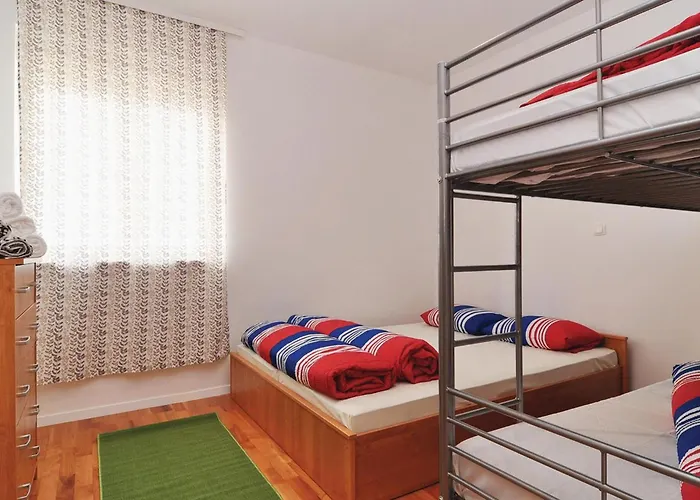 2 Bedroom Stunning In 아파트 닌