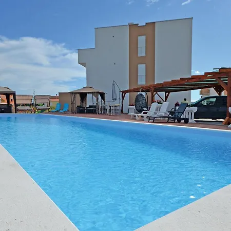 2 Bedroom Stunning In * Нин